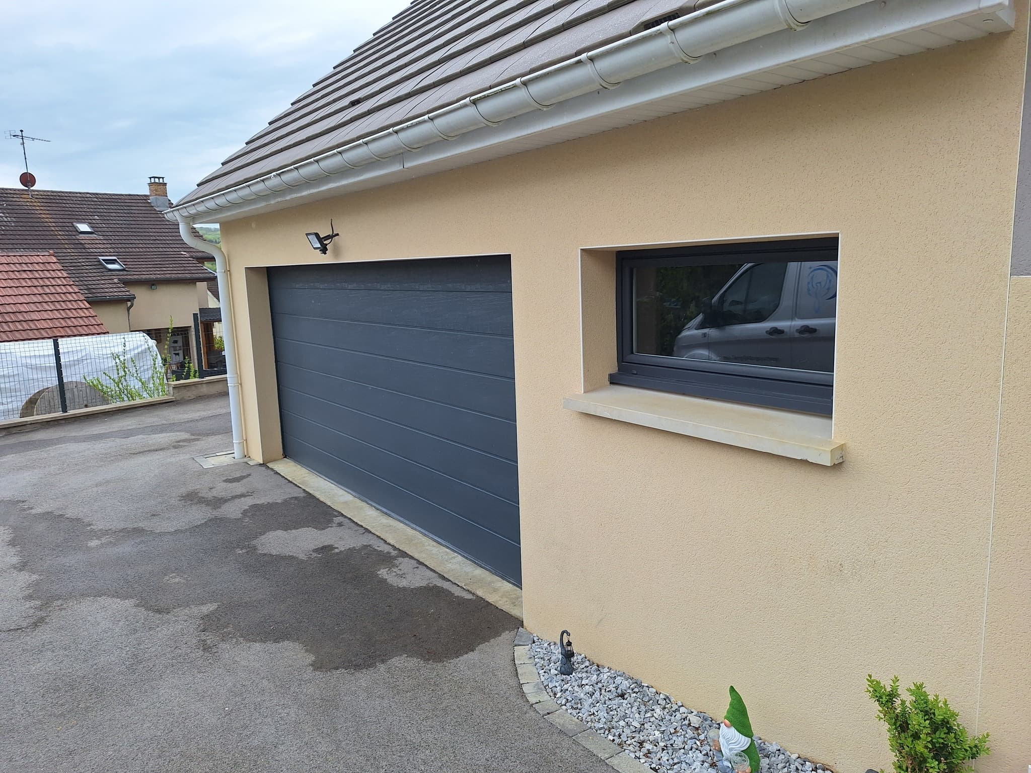 Après - Façade et garage — Porte et vitres nettoyées