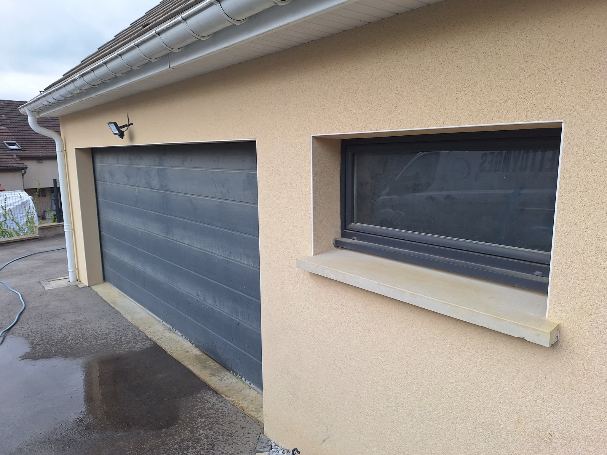 Avant - Façade et garage — Porte et vitres nettoyées