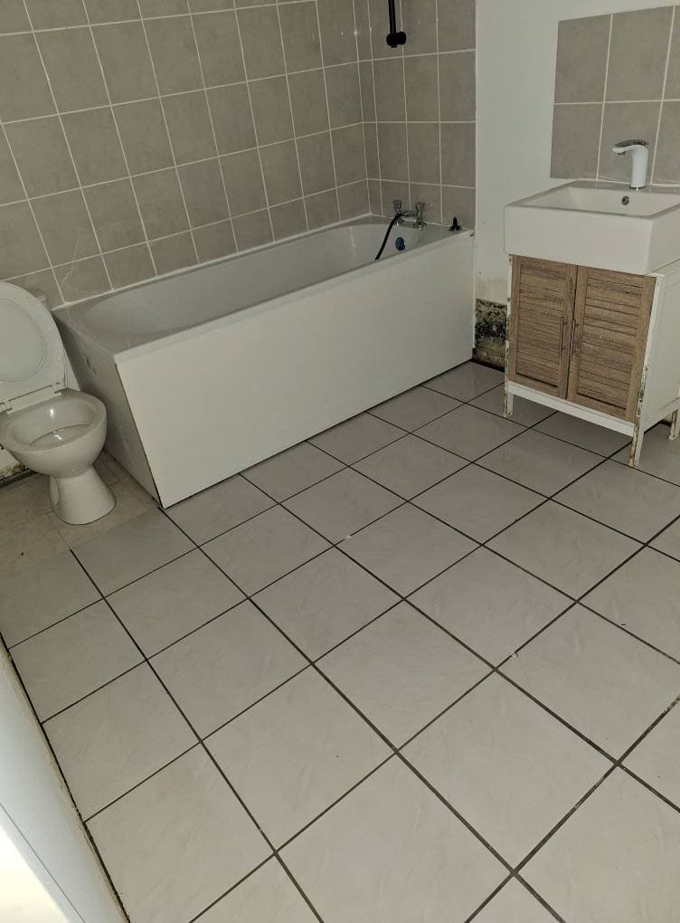 Dégât des eaux — Salle de bain remise à neuf - Après