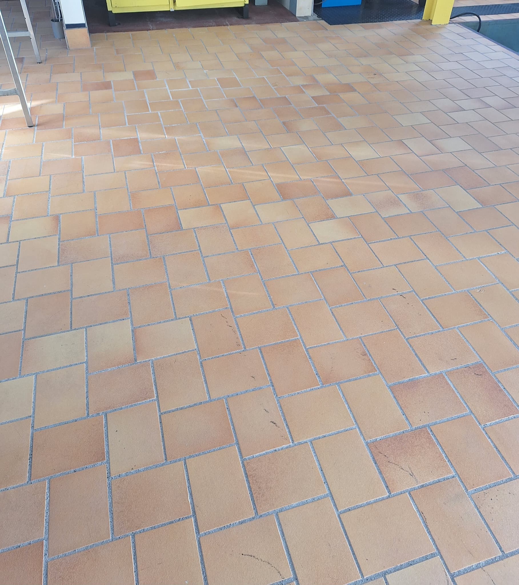 Après - Sol carrelé — Local commercial