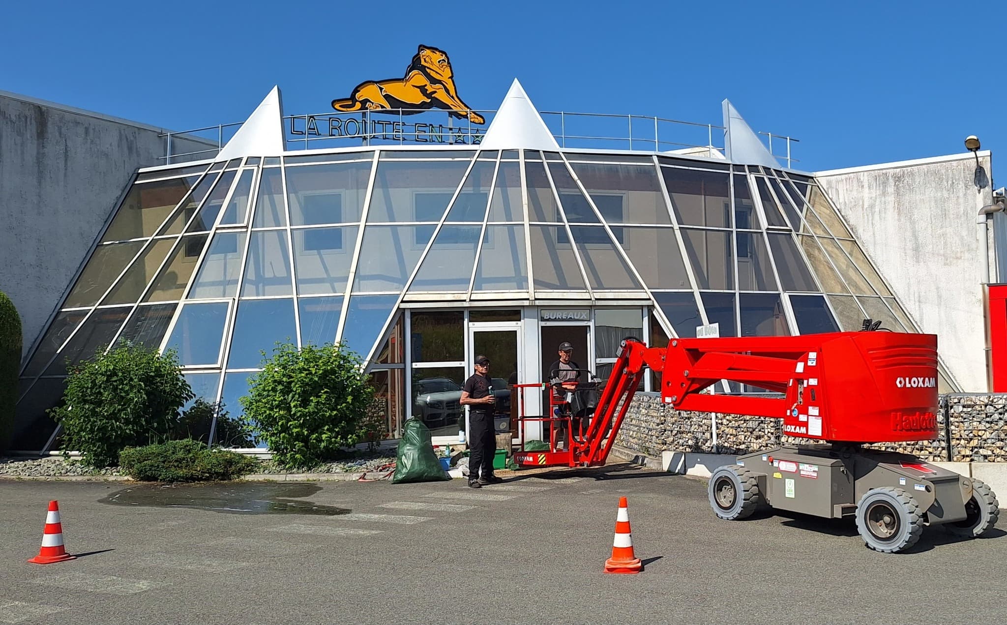 Bâtiment commercial — Baie vitrée étincelante - Après