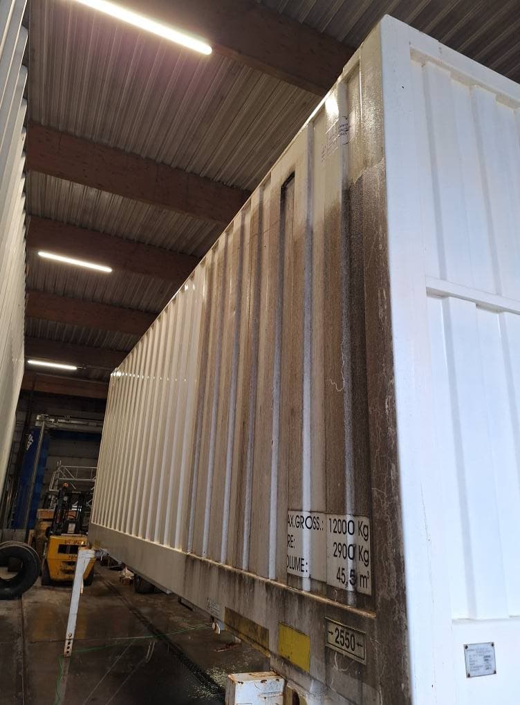 Avant - Container industriel — Nettoyage haute pression