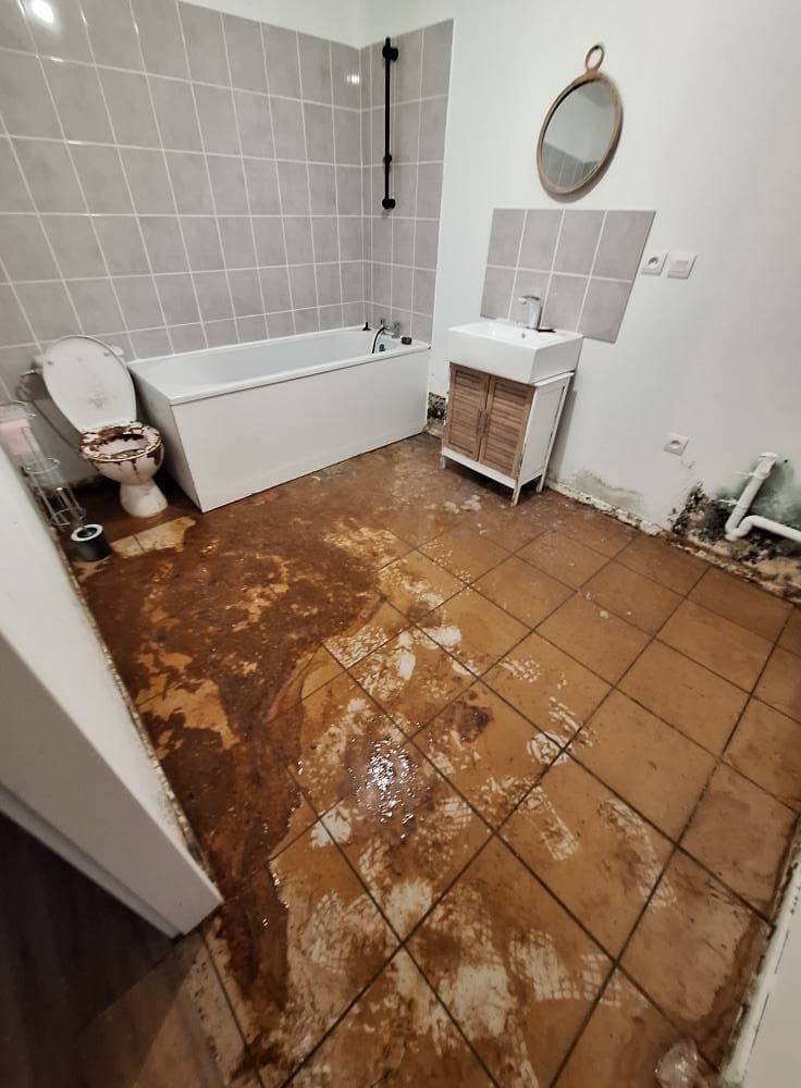 Dégât des eaux — Salle de bain remise à neuf - Avant