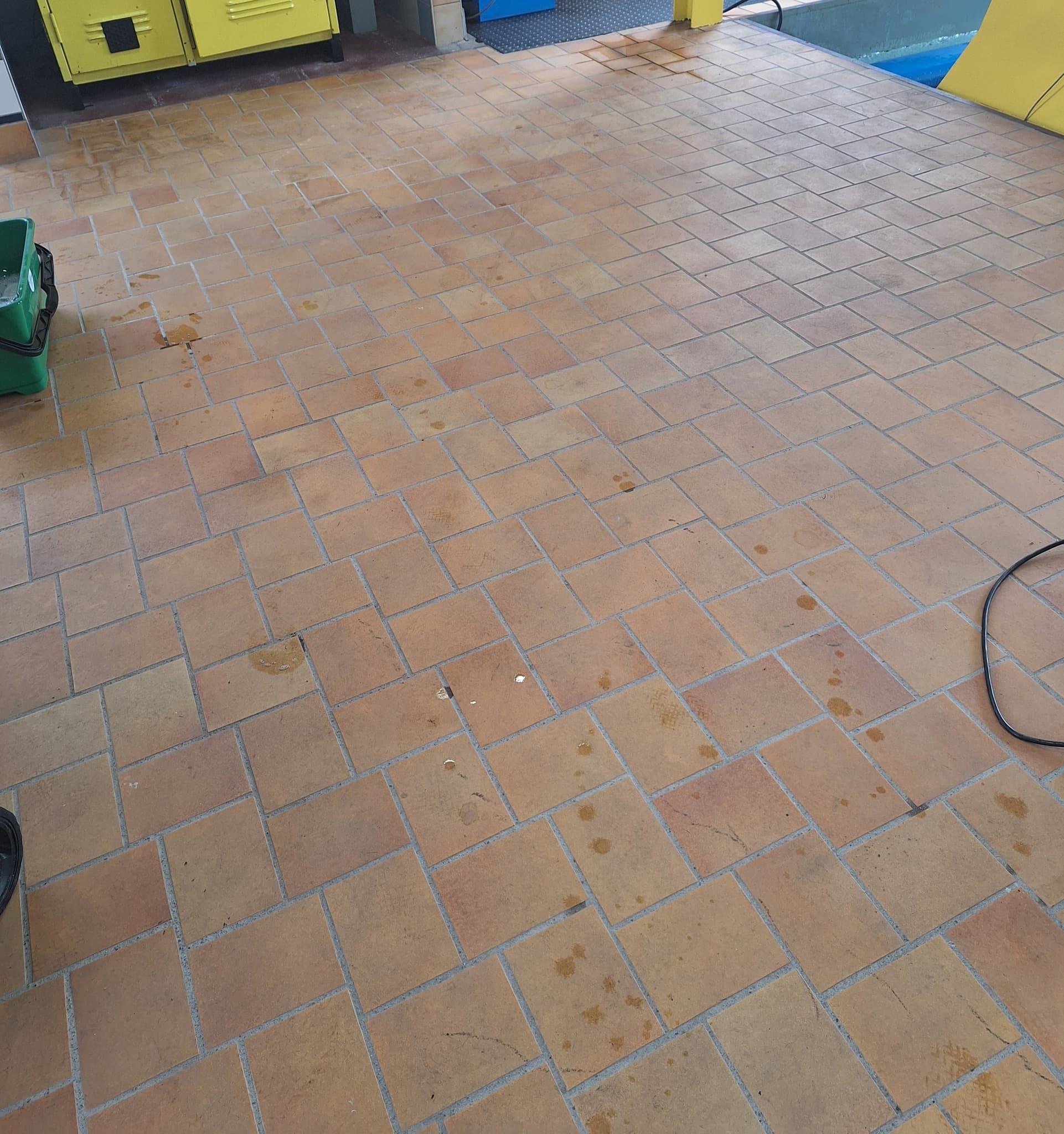 Avant - Sol carrelé — Local commercial