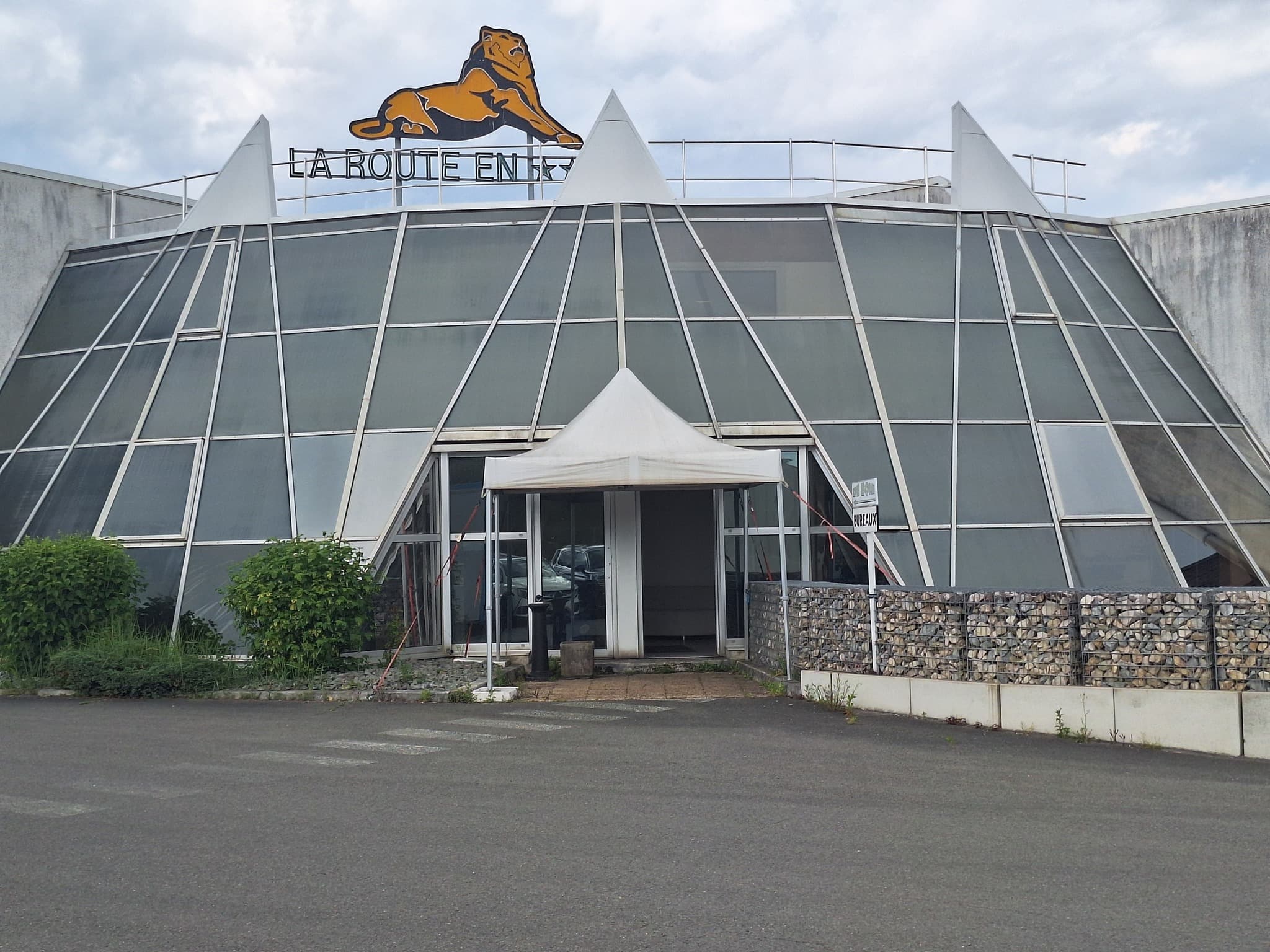 Bâtiment commercial — Baie vitrée étincelante - Avant